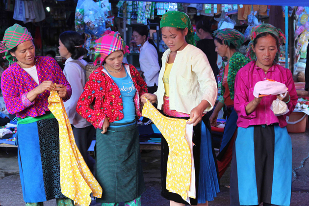 Le marché dominical de Quang Ba